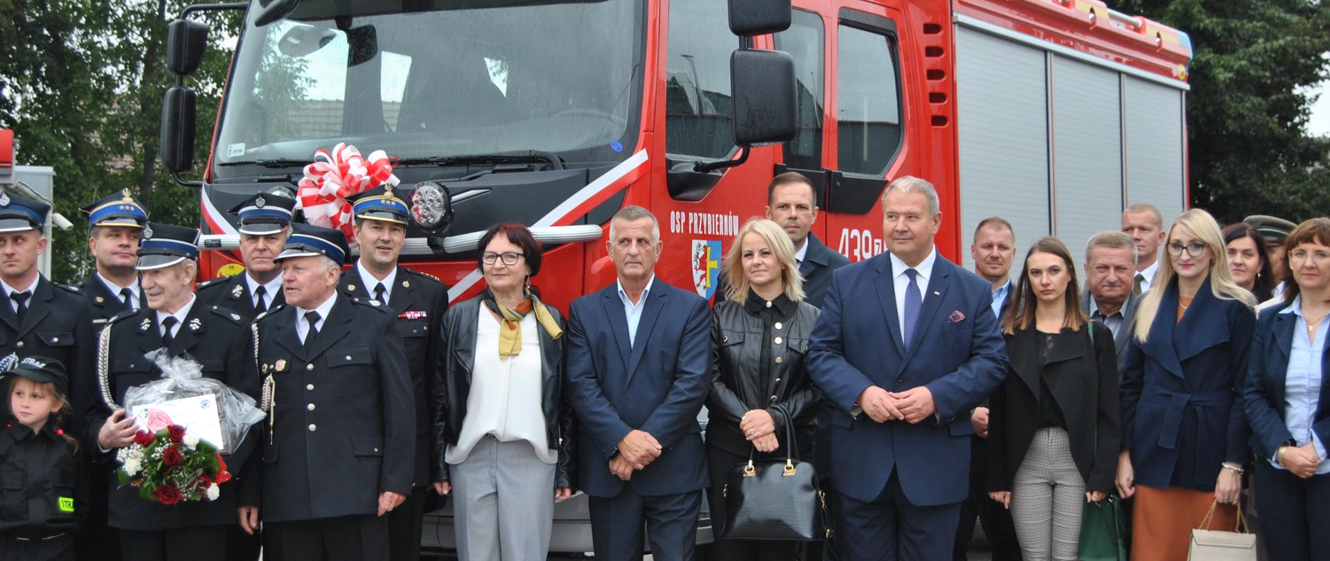 Zdjęcie osób które wzięły udział w uroczystości