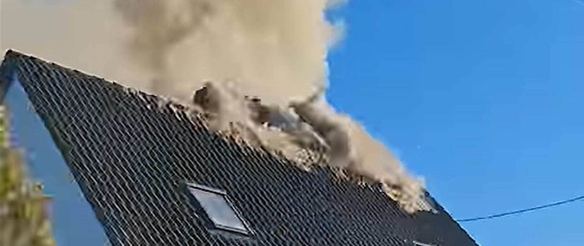 Dym wydobywa się z poddasza budynku