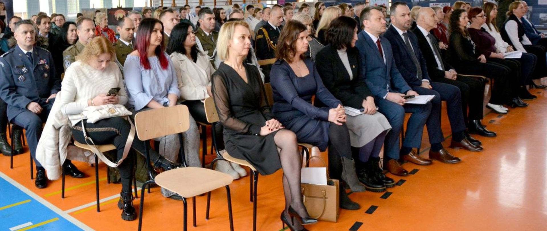 Zdjęcie przedstawia zaproszonych gości oraz nauczycieli i uczniów na apel z okazji narodowego dnia pamięci żołnierzy armii krajowej. 