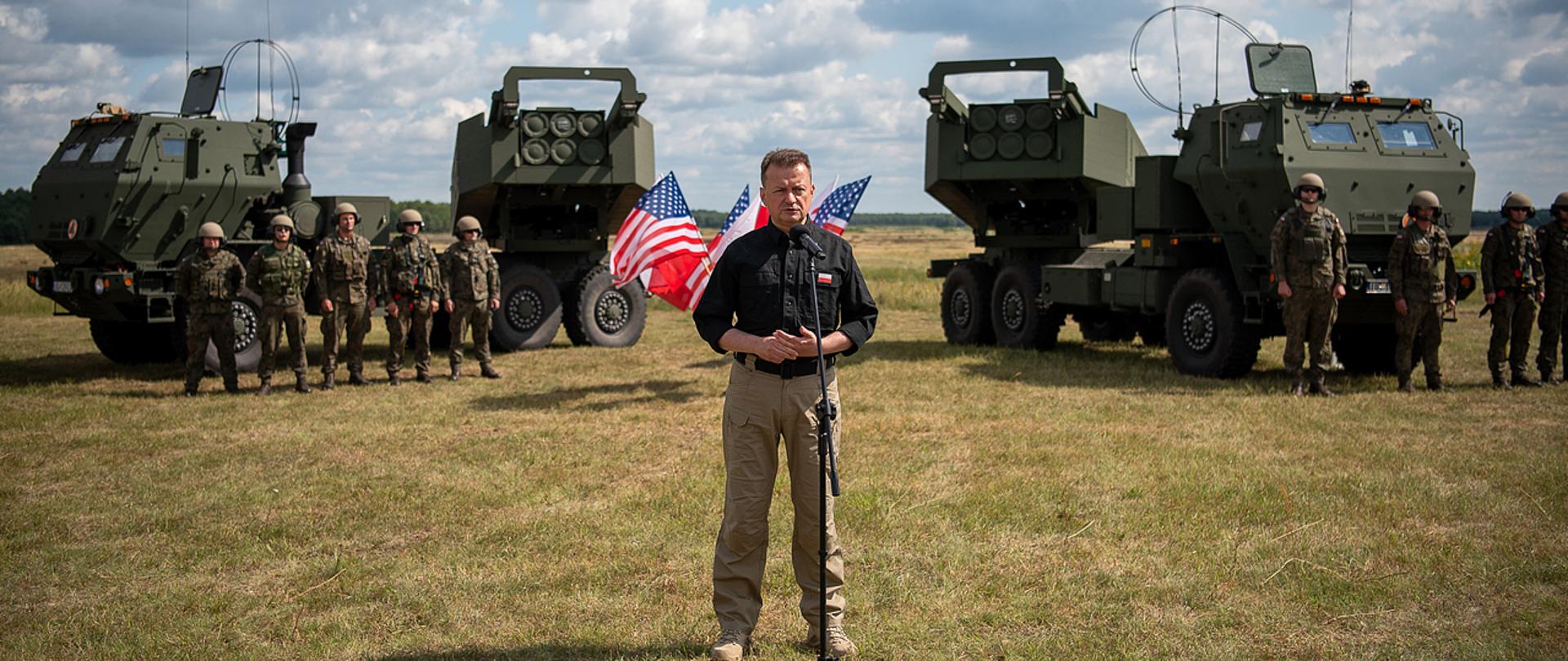 27 lipca 2023 r., Mariusz Błaszczak, minister obrony narodowej, wziął udział w uroczystości podpisania decyzji o utworzeniu Akademii HIMARS i 1. Brygady Rakiet oraz w ćwiczeniu rakietowym z wykorzystaniem wyrzutni HIMARS. Fot. Maciej Nędzyński/CO MON