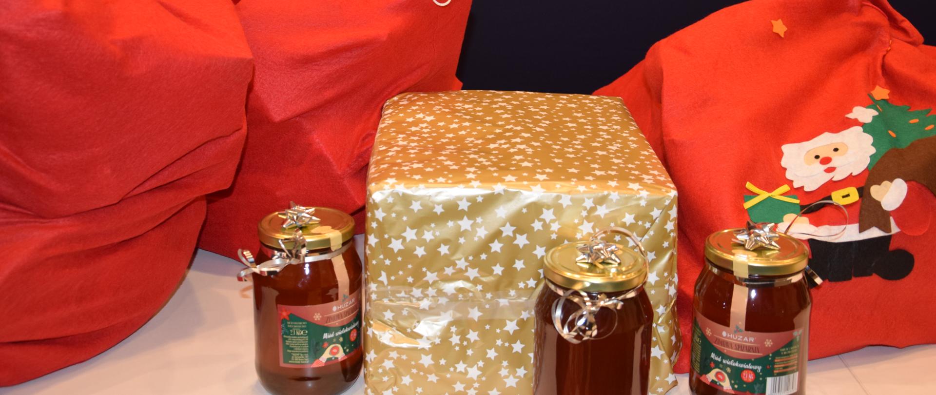 Pracownicy MUW przekazali paczki świąteczne dla rodzin z mieszkań chronionych