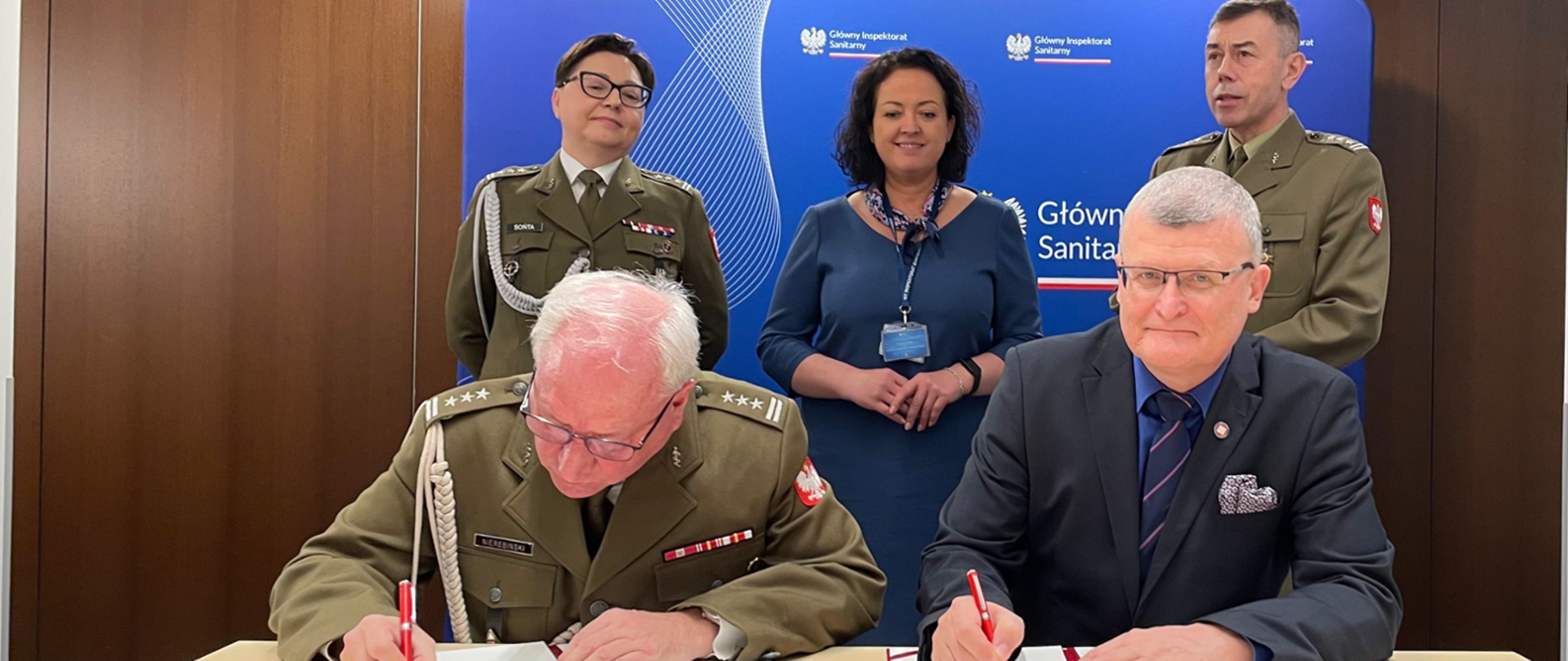Główny Inspektor Sanitarny dr Paweł Grzesiowski oraz Główny Inspektor Sanitarny Wojska Polskiego płk Tadeusz Nierebiński