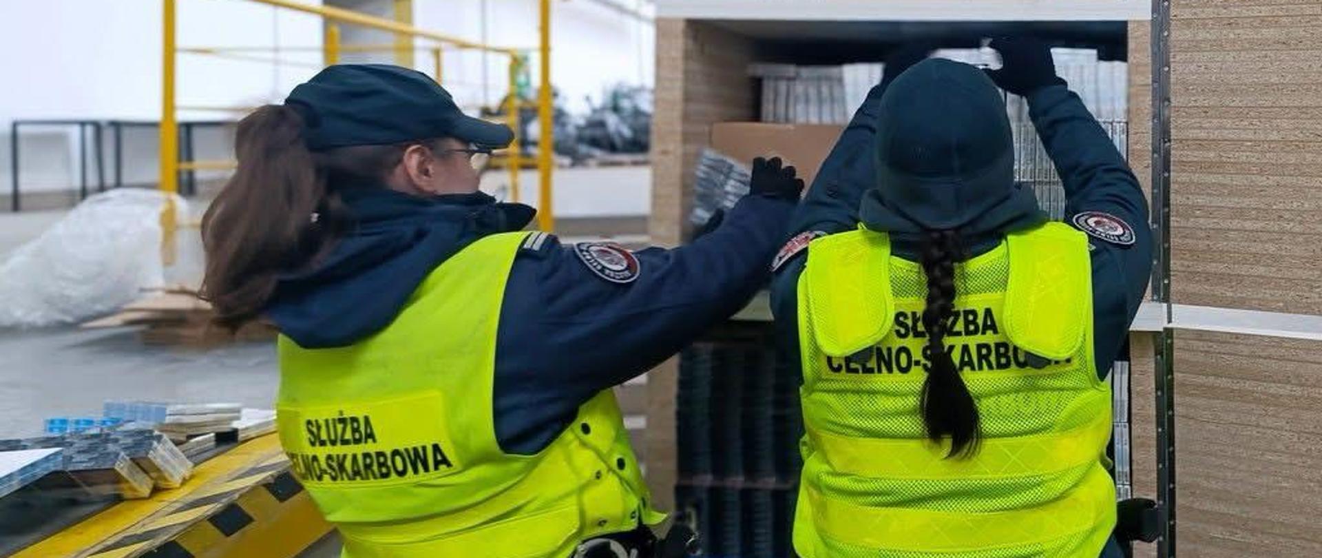 Funkcjonariuszki służby celno-skarbowej podczas kontroli