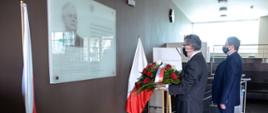 Szef służby cywilnej Dobrosław Dowiat-Urbański i dyrektor KSAP dr Wojciech Federczyk składają wieniec pod tablicą upamiętniającą patrona Szkoły - śp. prezydenta Lecha Kaczyńskiego
