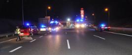 Samochody straży pożarnej podczas zdarzenia na autostradzie A1
