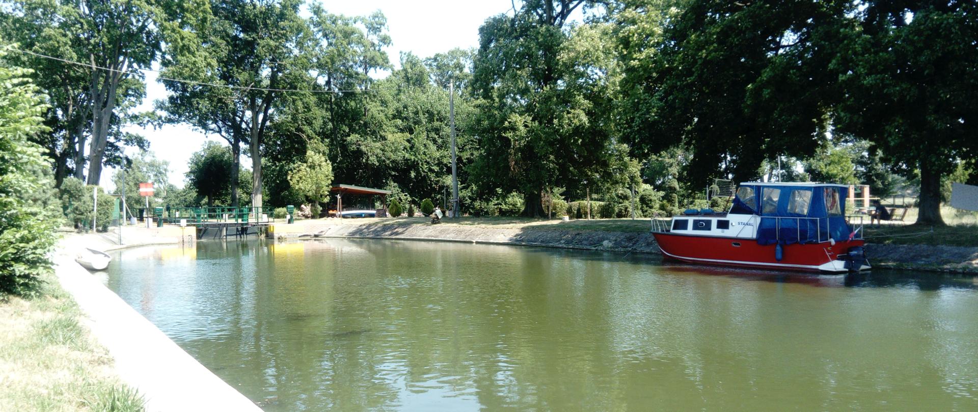 Zlokalizowana niedaleko wsi Antoniewo śluza nr 3 powstała w 1882 roku położona na drodze wodnej Warta - Kanał Bydgoski. Wykonana z betonu, cegły klinkierowej i ciosów kamiennych o wymiarach komór 42,0 × 5,00 m i posiada napęd ręczny o spadzie wynoszącym 1,58 m. Po prawej stronie niewielka łódź pasażerska. Na brzegu siedzący wędkarz. Na pierwszym planie rzeka Noteć. Na drugim planie zamknięte wrota śluzy Nr 3.