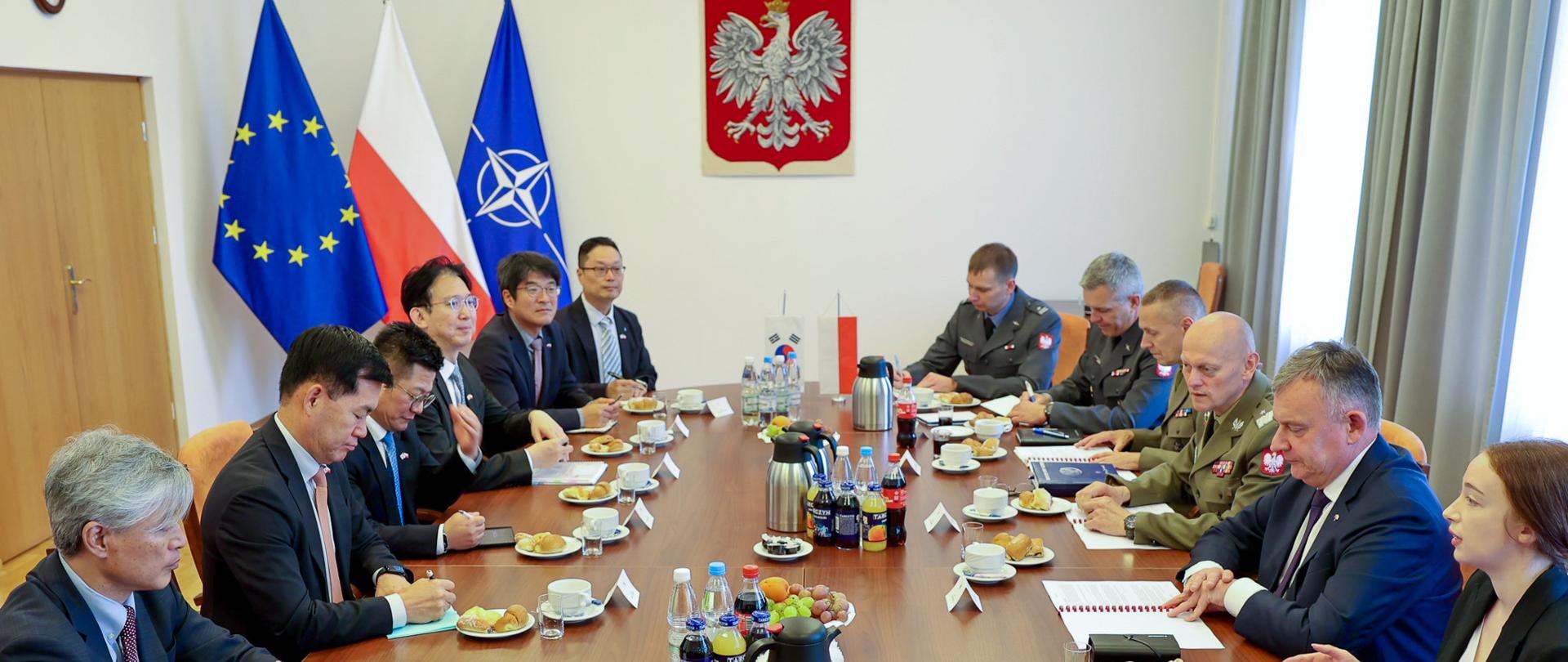 31 lipca 2025 r. wiceminister obrony narodowej Paweł Bejda spotkał się z ministrem ds. Zakupów Obronnych Republiki Korei, Jong Gun Seok. Tematem rozmów było omówienie aktualnego stanu realizacji zasadniczych programów modernizacyjnych realizowanych z partnerem koreańskim.