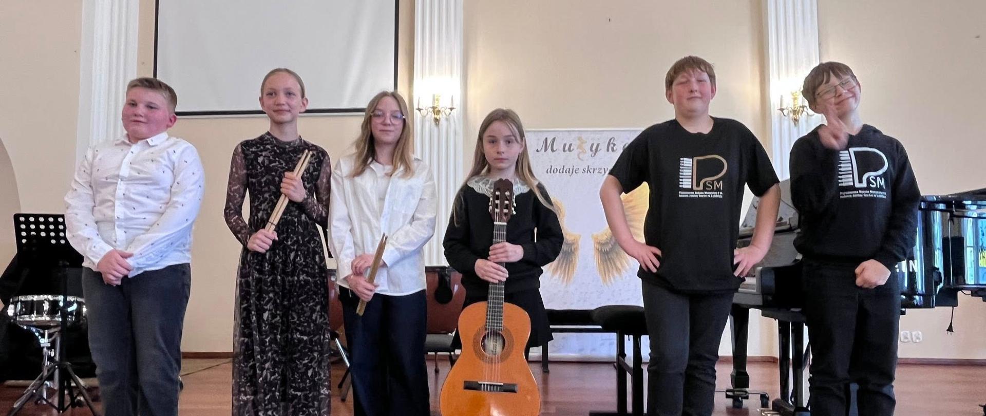 Uczniowie na scenie w sali koncertowej podczas popisu dodatkowego w Państwowej Szkole Muzycznej I st. w Lublińcu