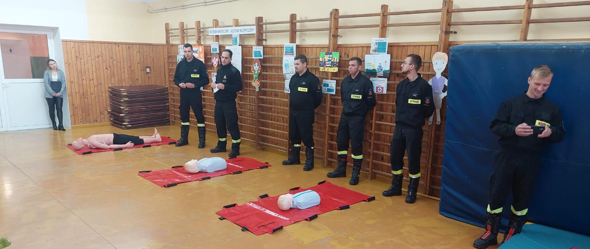 Strażacy w Szkole Podstawowej im. Janusza Kusocińskiego w Pacynie. 