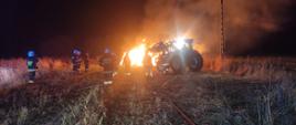 BIAŁA GM. TRZCIANKA– STAJNIA, STÓG I KOMBAJN W PŁOMIENIACH.