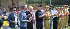 Zaproszeni goście i organizatorzy zawodów podczas otwarcia zawodów sportowo-pożarniczych MDP powiatu człuchowskiego