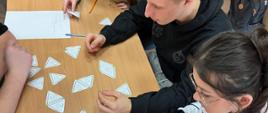 Uczniowie podczas rozwiązywania kreatywnych zadań