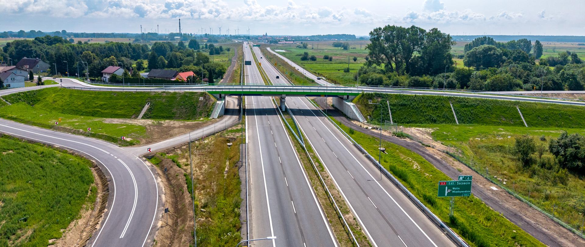 Widok na drogę i wiadukt nad drogą