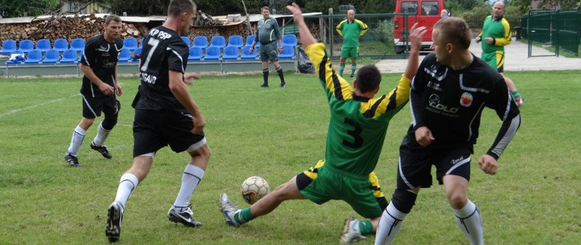 Zdjęcie przedstawia mecz piłki nożnej