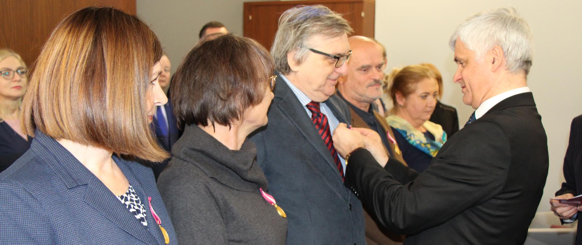 Wojewoda podlaski wręczył odznaczenia pracownikom Uniwersytetu w Białymstoku