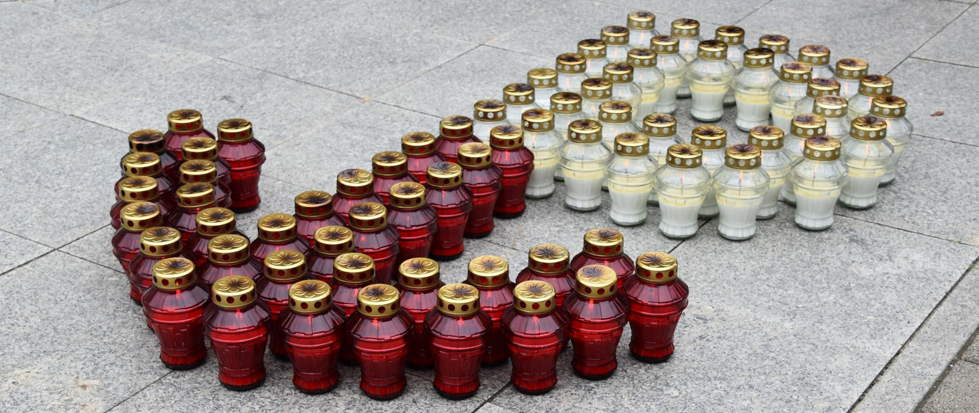 znak Polski Walczącej ułożony z biało-czerwonych zniczy