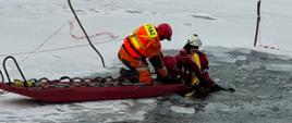 Strażacy przy saniach lodowych, są na lodzie