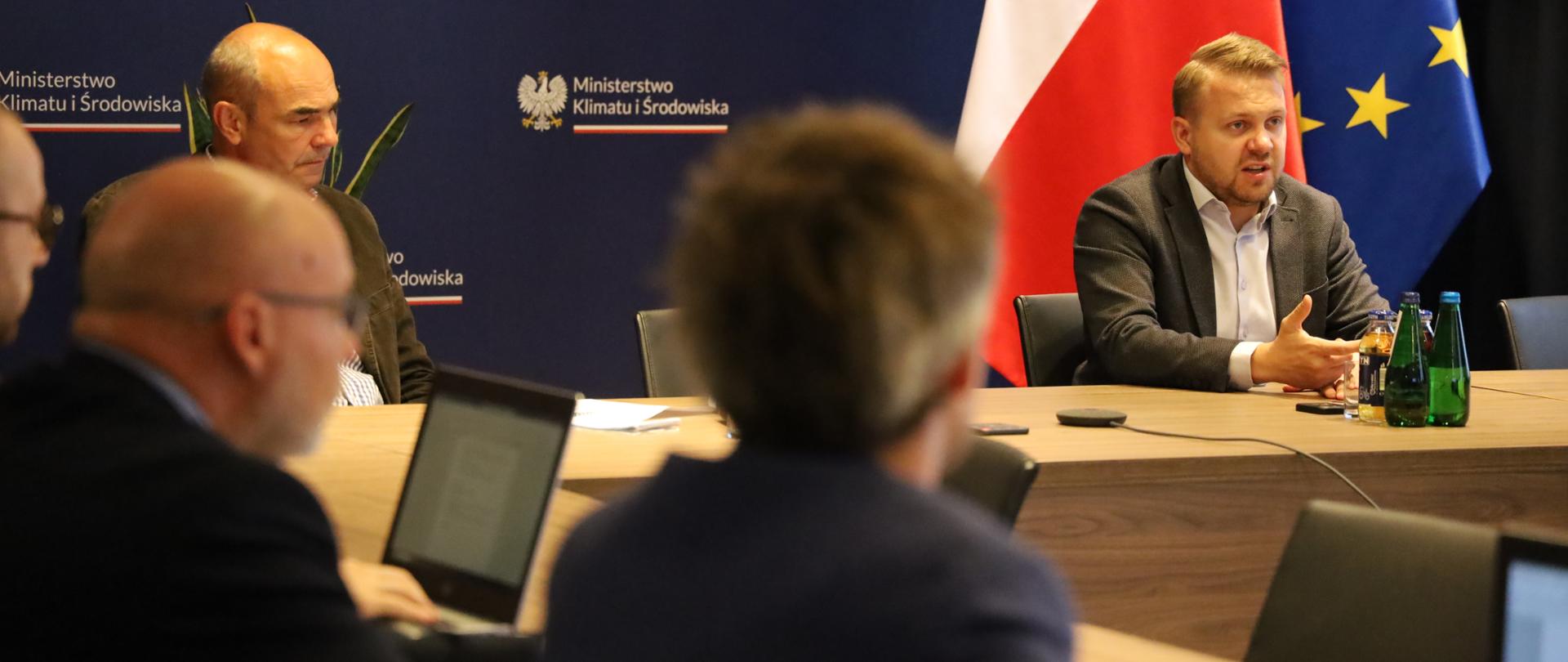 wiceminister klimatu i środowiska Jacek Ozdoba podczas posiedzenia Zespołu Zarządzania Kryzysowego MKiŚ