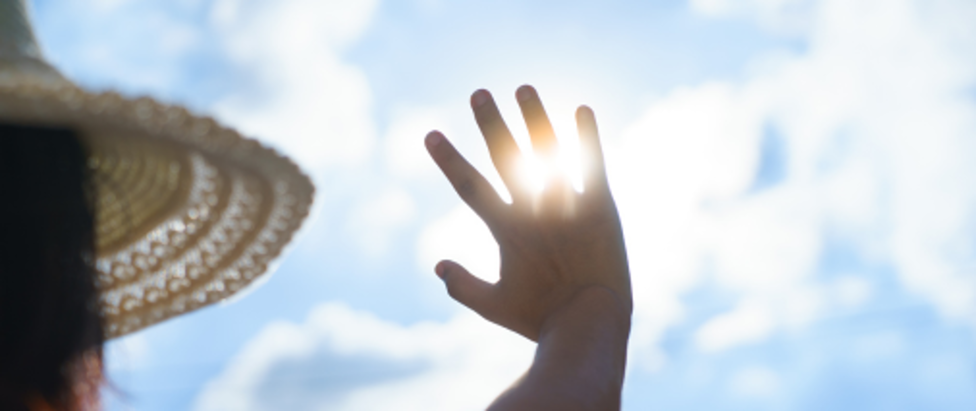 Zdjęcia → Kapelusz, chustka czy czapka na głowie pomoże chronić przed udarem słonecznym. Stosuj kremy z filtrem UV, by zapobiegać nowotworom skóry. (506 x 337 px).png 