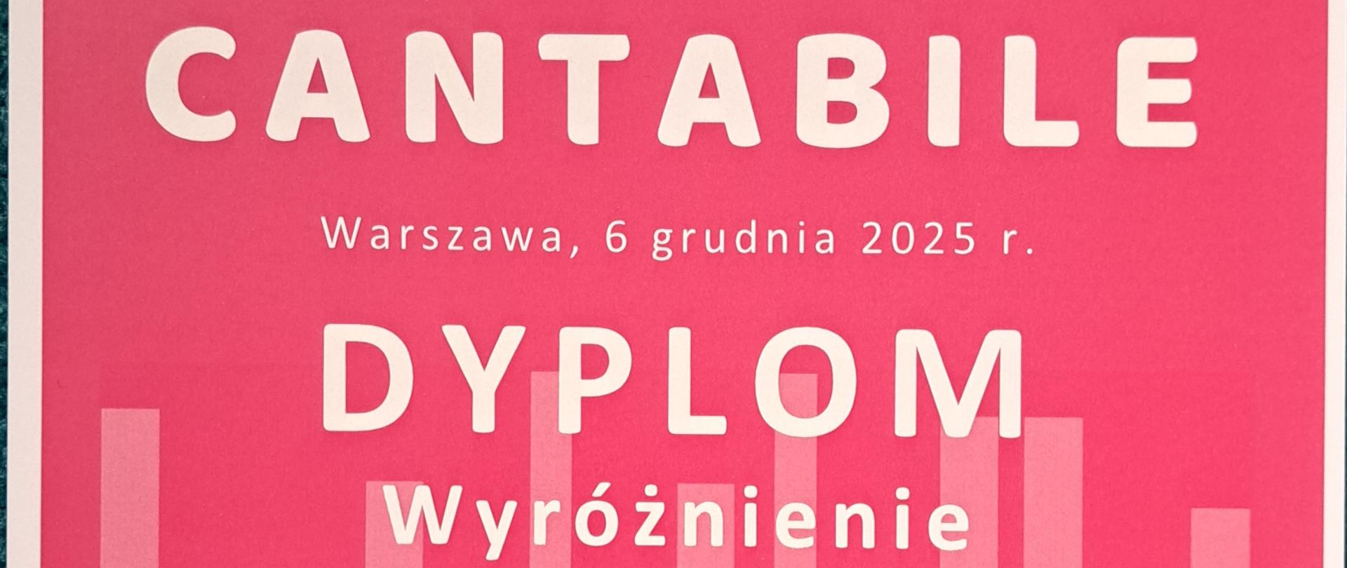 plakat ma pionowy układ i utrzymany jest w intensywnej różowo-malinowej kolorystyce z jasnymi elementami graficznymi przypominającymi klawiaturę fortepianu oraz słupki dźwięku. Na środku wyraźnie wyróżniono nazwę VII Ogólnopolskiego Konkursu Fortepianowego „Cantabile” oraz informację o dyplomie i wyróżnieniu w grupie I. Plakat zawiera dane organizatora – Państwowej Szkoły Muzycznej I stopnia nr 1 im. Oskara Kolberga w Warszawie, datę wydarzenia 6 grudnia 2025 roku oraz nazwisko laureatki: Magdalena Długosz.