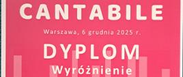 plakat ma pionowy układ i utrzymany jest w intensywnej różowo-malinowej kolorystyce z jasnymi elementami graficznymi przypominającymi klawiaturę fortepianu oraz słupki dźwięku. Na środku wyraźnie wyróżniono nazwę VII Ogólnopolskiego Konkursu Fortepianowego „Cantabile” oraz informację o dyplomie i wyróżnieniu w grupie I. Plakat zawiera dane organizatora – Państwowej Szkoły Muzycznej I stopnia nr 1 im. Oskara Kolberga w Warszawie, datę wydarzenia 6 grudnia 2025 roku oraz nazwisko laureatki: Magdalena Długosz.