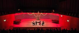 22.01.2024 Koncert Aperto String Quartet
Aperto String Quartet na tle sceny w kolorze czerwonym i choinki