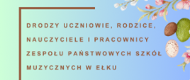 Grafika w kolorach niebieskim, zielonym z życzeniami wielkanocnymi zapisanymi brązowymi literami. Z prawej strony u góry kolorowe kwiaty i jaja wielkanocne.