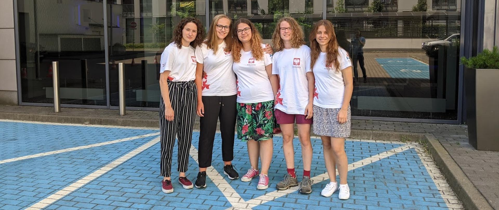 Zdjęcie przedstawia uczestniczki Olimpiady 