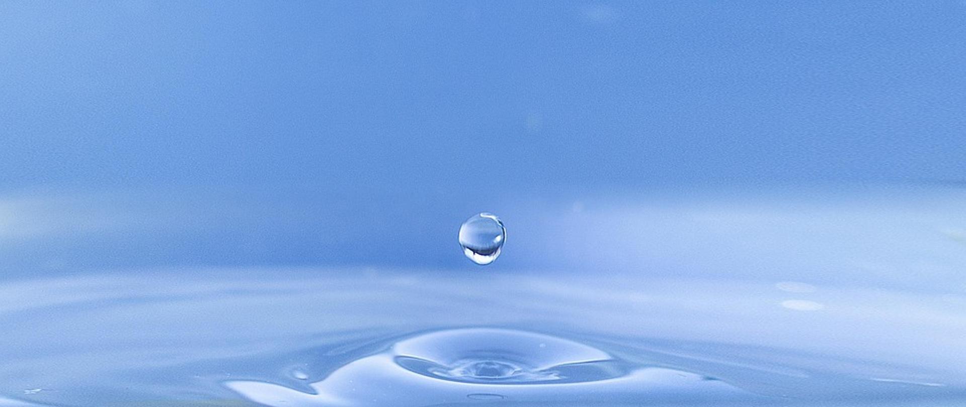 kropla wody odbijająca się od tafli wody 