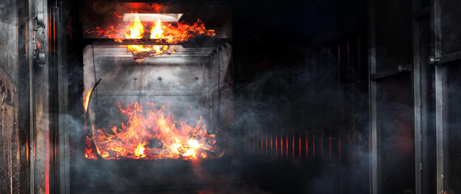 Zdjęcie przedstawia rozpalony ogień w komorze rozgorzeniowej.