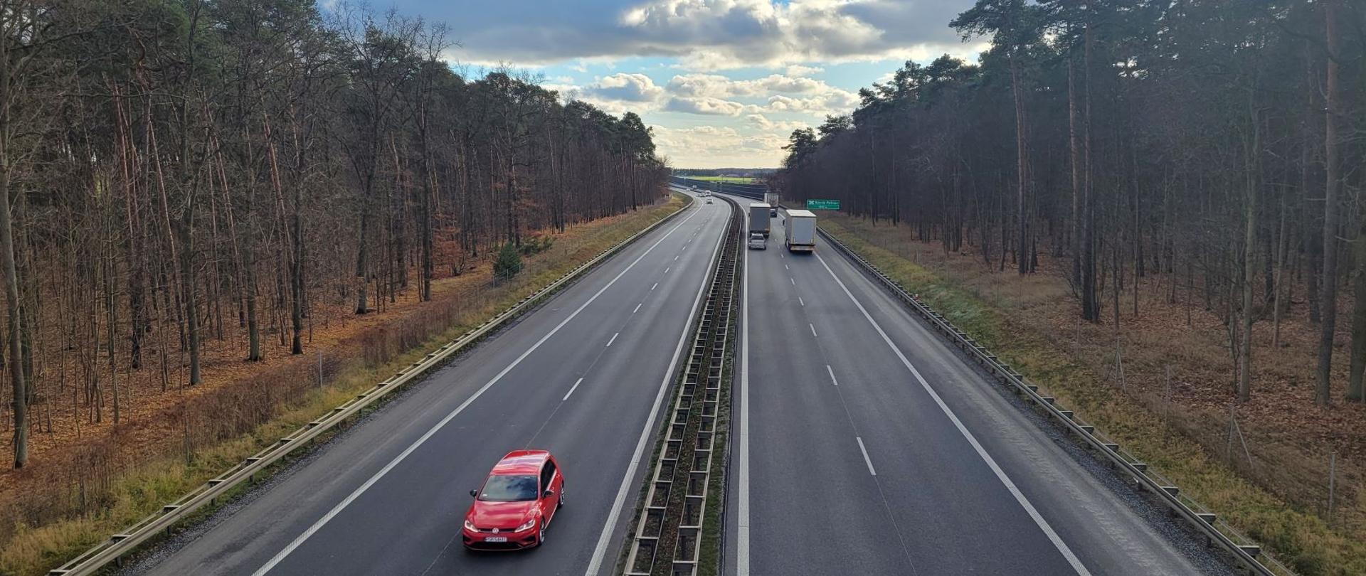 Droga ekspresowa dwujezdniowa, widoczne samochody.
