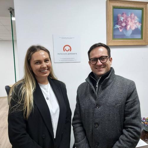 Zdjęcie przedstawia konsula Krzysztofa Łukjanowicza z KG Lwów oraz Tetianę Zbyrak, dyrektorkę Agencji Rozwoju Regionalnego Obwodu Iwanofrankiwskiego. W tle emblematy Polskiej pomocy i pokój przyjęć interesantów.