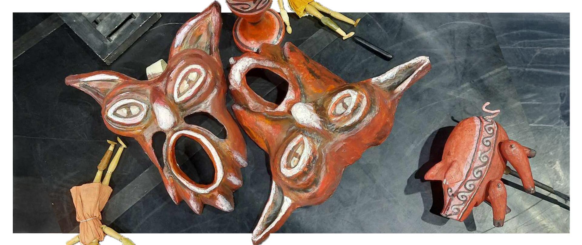 Wizyta w Teatrze Lalek. Na zdjęciu przedstawione są maski, pacynki oraz postać świnki.