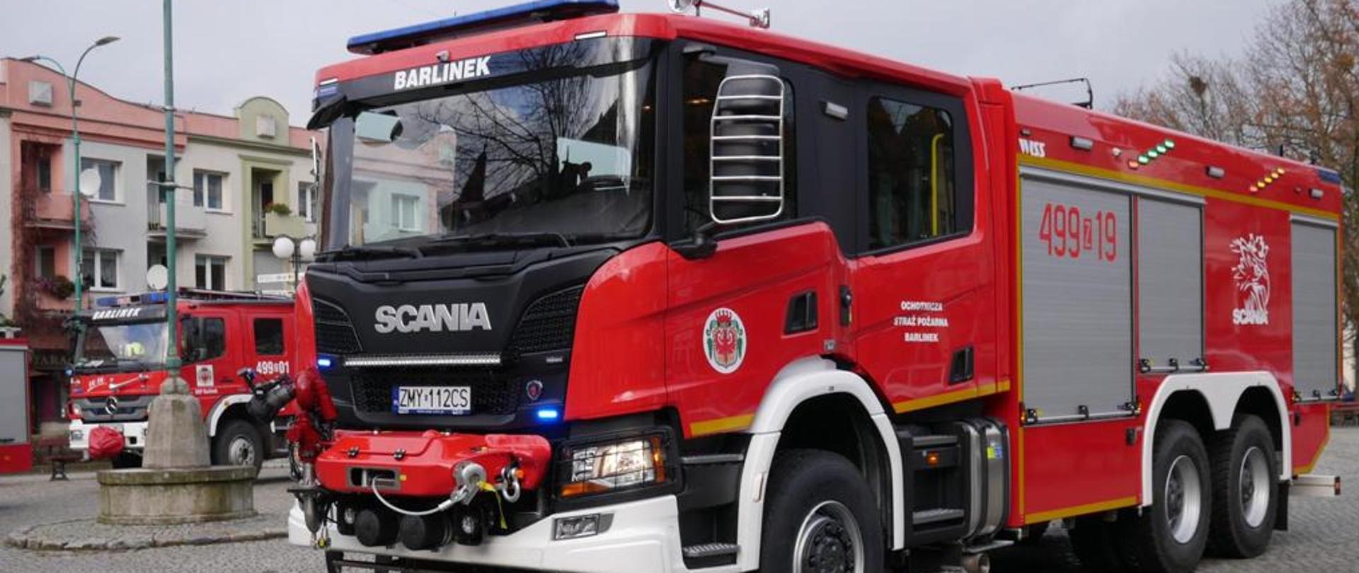 Na zdjęciu ciężki samochód ratowniczo-gaśniczy wystawiony do prezentacji na rynku w Barlinku