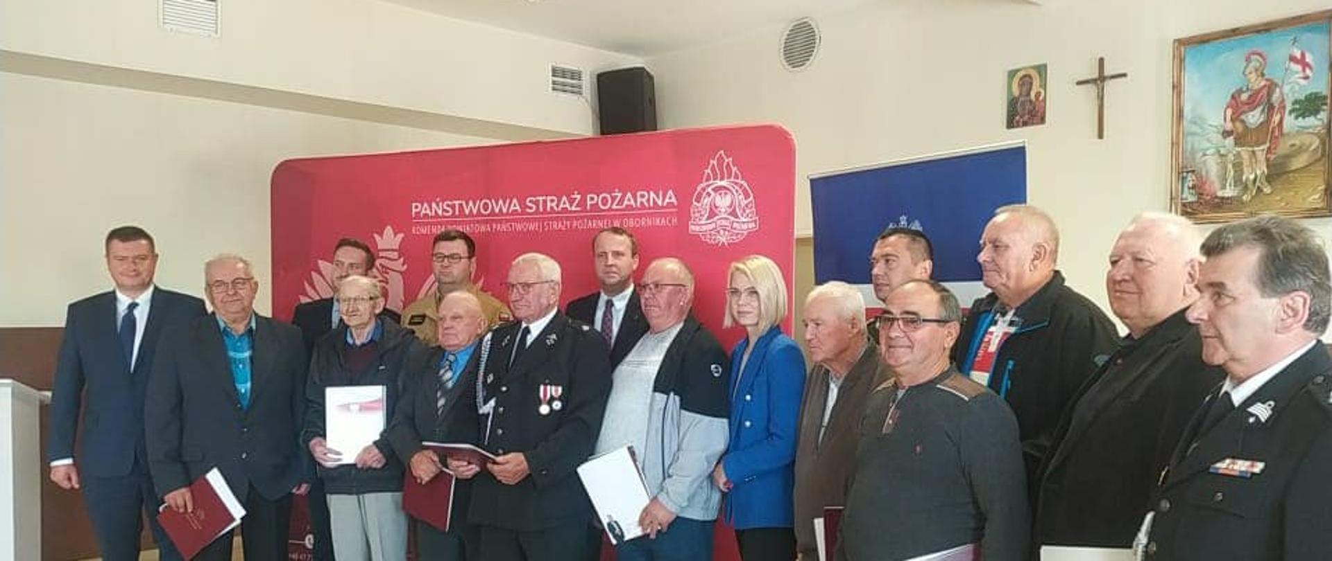 Uroczyste wręczenie 23 decyzji o przyznaniu świadczenia ratowniczego druhom Ochotniczych Straży Pożarnych z terenu powiatu obornickiego w OSP Parkowo. 