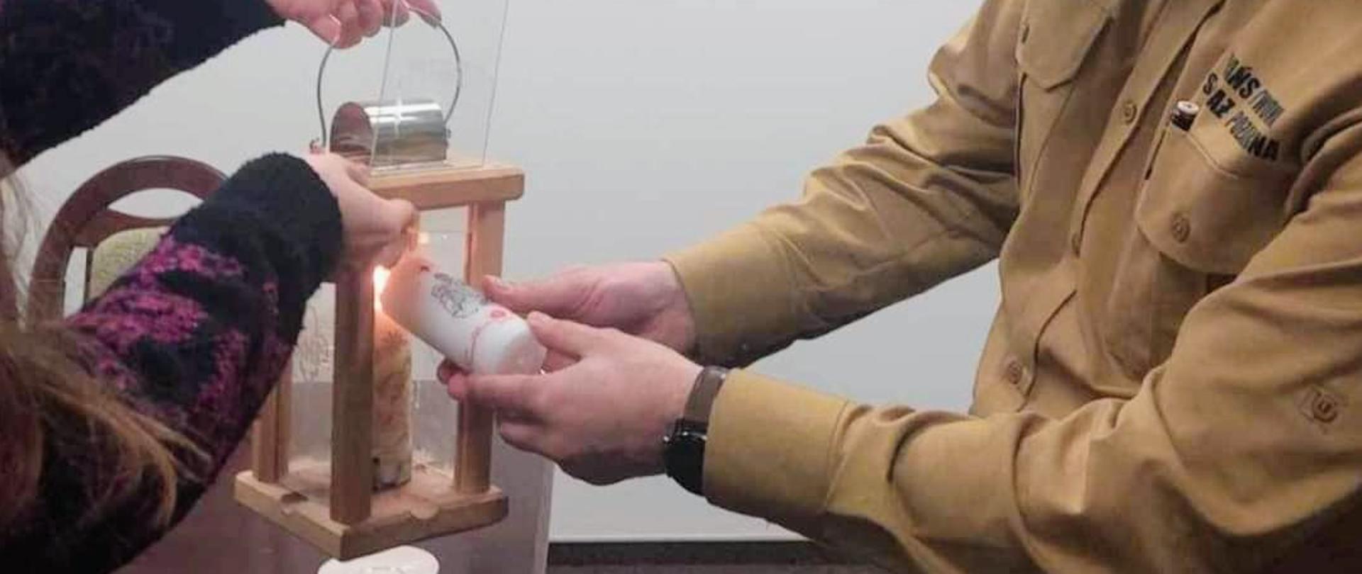 Komendant powiatowy PSP w Grójcu otrzymuje Betlejemskie Światło Pokoju