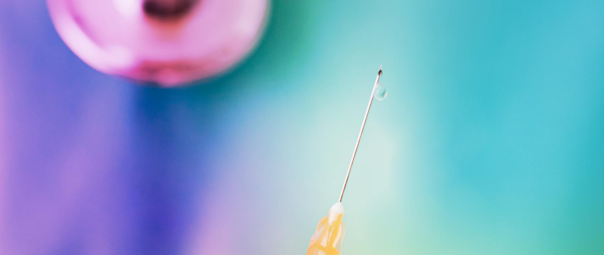 Na zdjęciu widoczna jest igła strzykawki medycznej. 