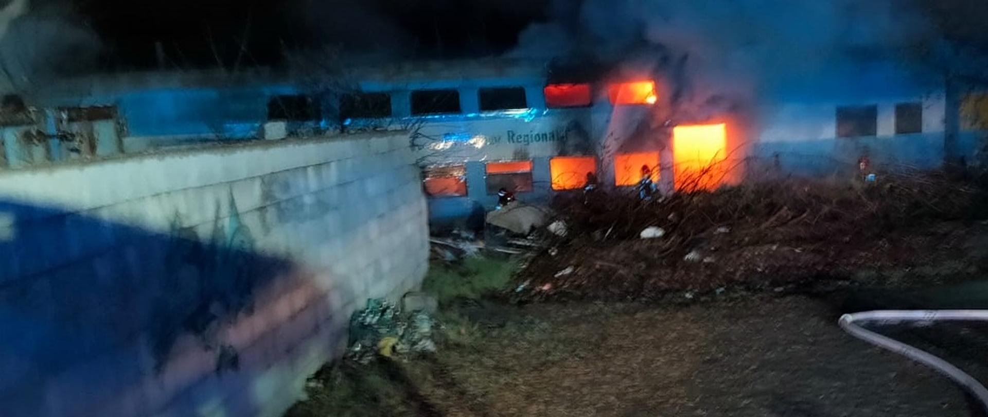 Płonący wagon kolejowy.