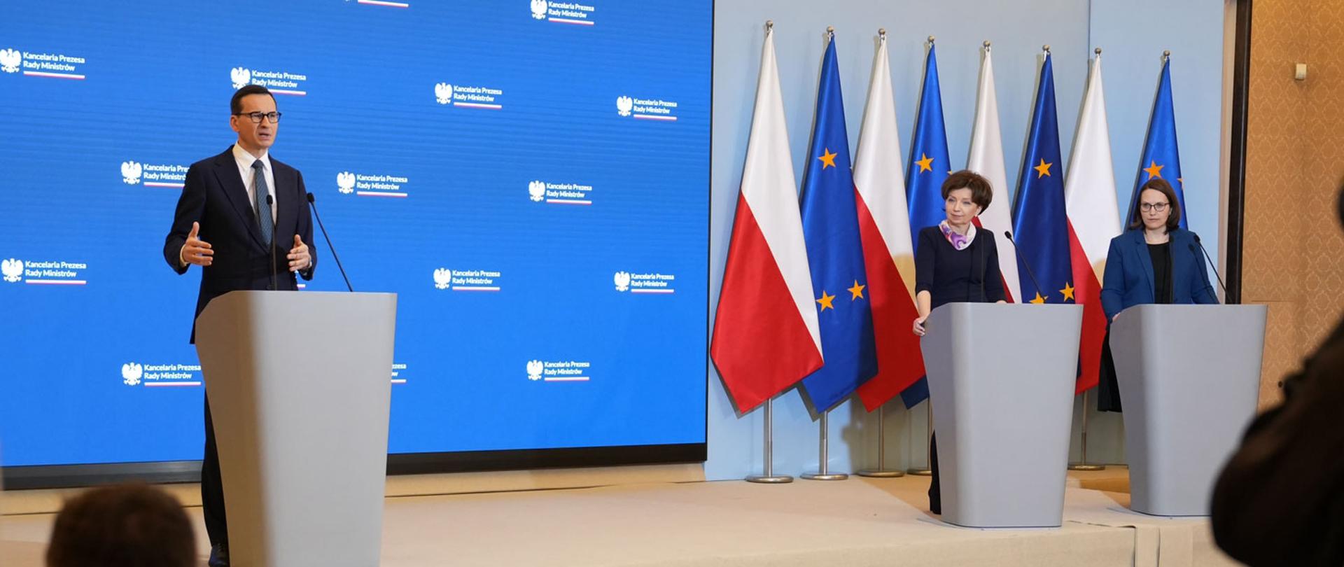 Zdjęcie z konferencji prasowej w KPRM z udziałem Premiera Mateusza Morawieckiego, Minister Marleny Maląg i Minister Magdaleny Rzeczkowskiej