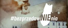 Zdjęcie w kolorze czarno - białym. Zdjęcie z czasów II wojny światowej. Na zdjęciu widać zamek królewski w warszawie znajdujący się w ogniu po bombardowaniu przez niemieckie samoloty. Na tle zamku znajduje się napis #bezprzedawnienia oraz bomba w kolorze białym. 