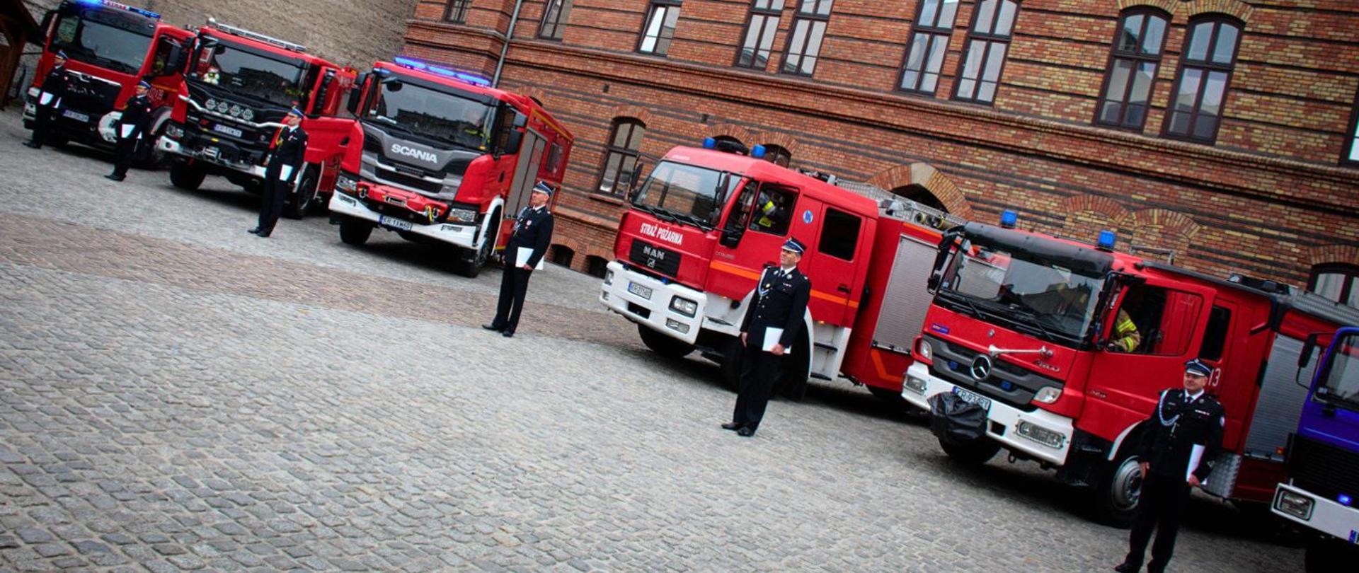 Uroczysty apel z okazji wręczenia promes oraz decyzji o przyznaniu świadczeń ratowniczych