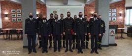 Na zdjęciu znajdują się: Podlaski Komendant Wojewódzki PSP, Z-ca Podlaskiego Komendanta Wojewódzkiego PSP, Naczelnik wydziału kadr KW PSP w Białymstoku, Komendant Powiatowy PSP w Mońkach, Dowódca JRG w Mońkach wraz ze zmianą służbową