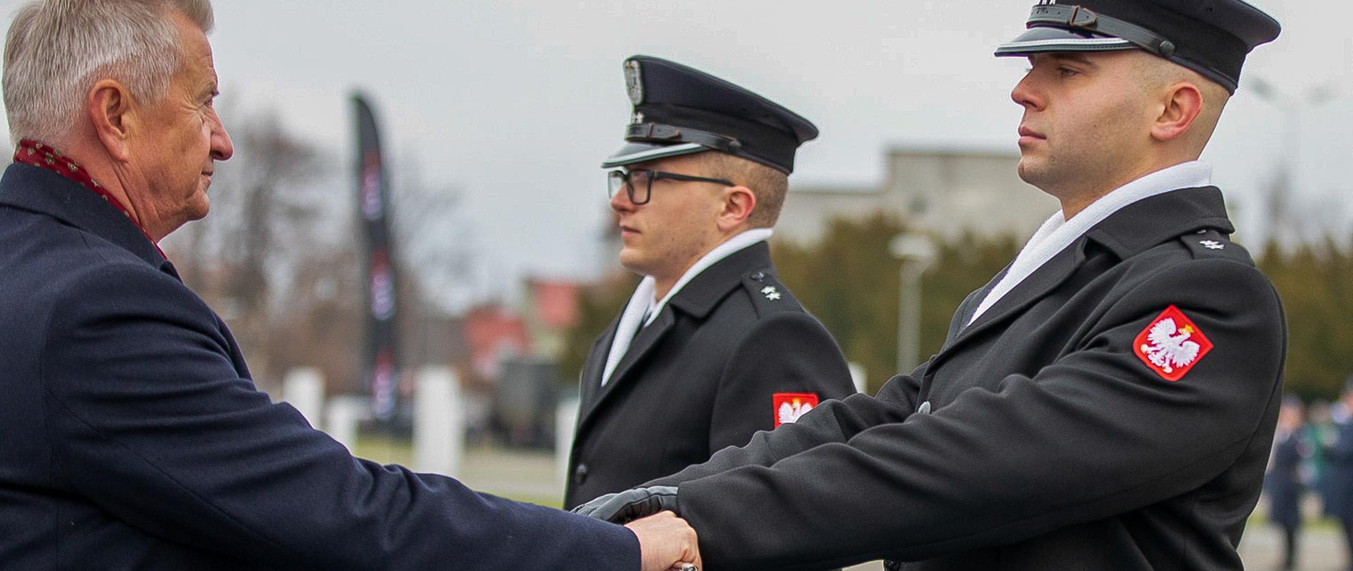 6 grudnia 2025 r. wiceminister Stanisław Wziątek uczestniczył w 129. promocji oficerskiej Lotniczej Akademii Wojskowej w Dęblinie.