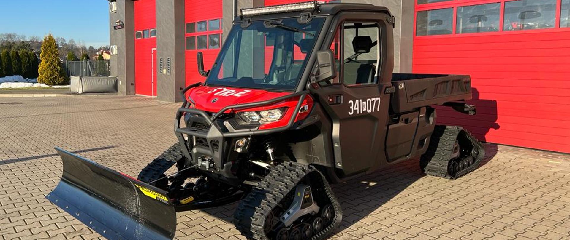 Wielofunkcyjny pojazd typu UTV z alternatywnym napędem gąsienicowym oraz przyczepą do jego transportu