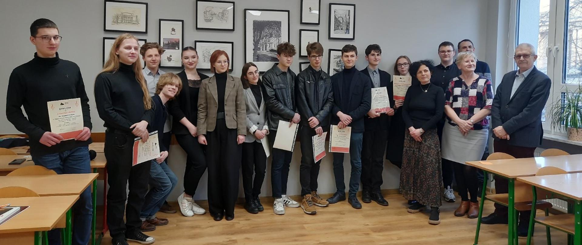 Zdjęcie przedstawia uczestników konkurs oraz jurorów