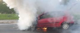 Na zdjęciu widać pożar samochodu osobowego marki VW Golf.