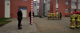 Widoczni na zdjęciu strażacy podczas uroczystej zmiany służby 
