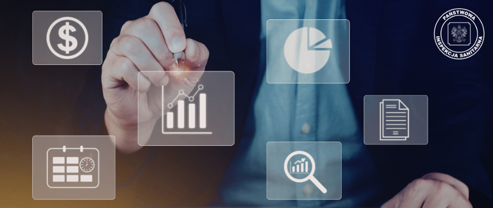 Na zdjęciu logo Państwowej Inspekcji Sanitarnej. W tle mężczyzna z długopisem w ręce wskazujący na różne ikonki.