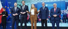 Minister funduszy i polityki regionalnej Katarzyna Pełczyńska-Nałęcz stoi w otoczeniu wiceministrów resortu - od lewej wiceminister Konrad Wojnarowski, wiceminister Jan Szyszko, minister Katarzyna Pełczyńska-Nałęcz, wiceminister Jacek Protas, wiceminister Maciej Lasek