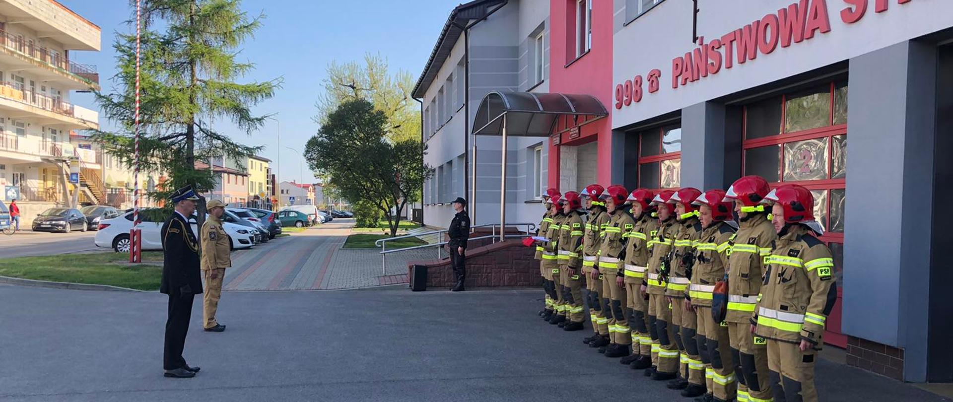 Uroczysta zbiórka strażaków JRG Tarnobrzeg przed budynkiem Komedy Miejskiej PSP w Tarnobrzegu.